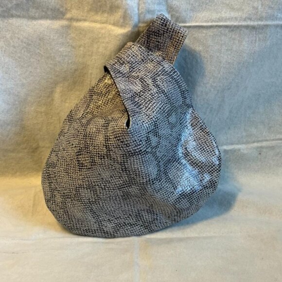 Designer Argentina based Crosshandle Faux Snake Skin Bag made by Nik Nok. - Picture 2 of 3